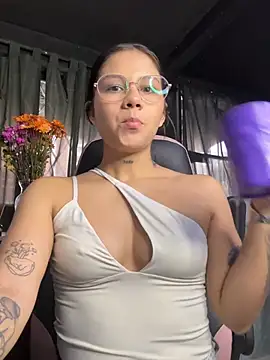 Snapshot of ashleytravis_Bless chatting on June 13, 12:03 pm ashleytravis Bless online show from June 13, 12:03 pm