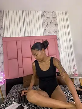 Snapshot of emelysweett chatting on June 12, 12:04 pm emelysweett online show from June 12, 12:04 pm