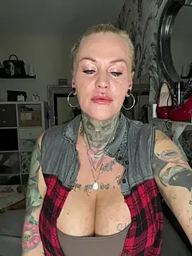 Snapshot of InkedMissLaBaehm chatting on July 28, 10:53 pm InkedMissLaBaehm online show from July 28, 10:53 pm