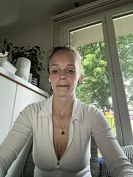 Snapshot of LillyWannaPlay chatting on June 11, 6:28 pm LillyWannaPlay online show from June 11, 6:28 pm
