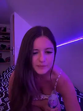 Snapshot of petiteambre chatting on June 15, 9:17 pm petiteambre online show from June 15, 9:17 pm