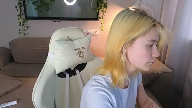 Emily Miu online show from July 14, 2:05 am