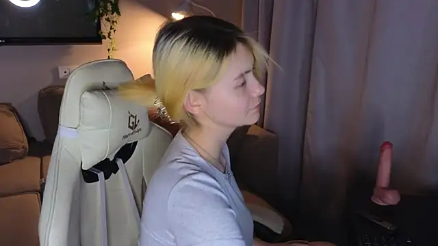 Emily Miu online show from August 4, 10:12 pm