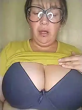 Snapshot of _Saraqueen-- chatting on June 17, 2:47 am Saraqueen-- online show from June 17, 2:47 am