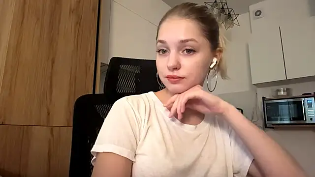 Snapshot of EveryoneEve chatting on July 22, 8:50 am EveryoneEve online show from July 22, 8:50 am