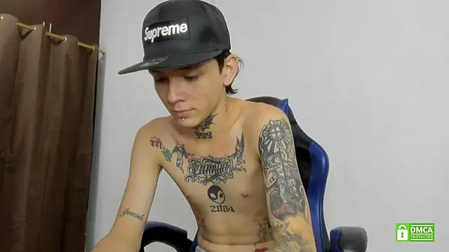 Snapshot of Nick_TattooedGuy chatting on June 22, 8:06 pm Nick TattooedGuy online show from June 22, 8:06 pm