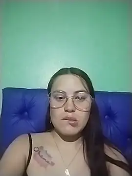 Snapshot of Emma_stt chatting on June 18, 12:33 am Emma stt online show from June 18, 12:33 am