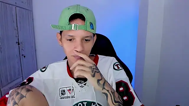 tylerrnova online show from June 26, 3:22 am