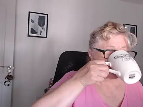 Snapshot of NoraMelow chatting on July 7, 9:57 am NoraMelow online show from July 7, 9:57 am