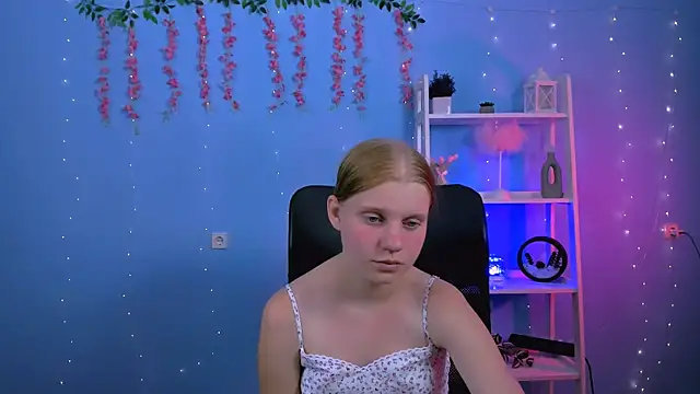 Snapshot of bella_sky11 chatting on August 3, 11:08 pm bella sky11 online show from August 3, 11:08 pm
