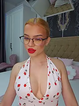 Snapshot of YasminnDoll chatting on June 28, 3:45 am YasminnDoll online show from June 28, 3:45 am