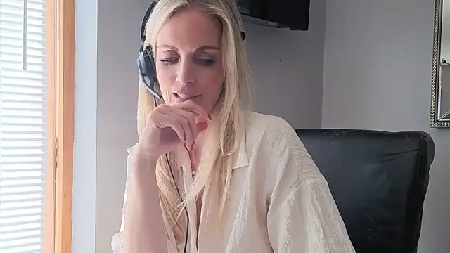 Bonnie Ryder online show from July 8, 11:37 am