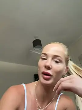 Snapshot of MilanMae chatting on June 24, 5:50 am MilanMae online show from June 24, 5:50 am