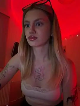 Snapshot of blondiedoll chatting on June 22, 9:12 pm blondiedoll online show from June 22, 9:12 pm