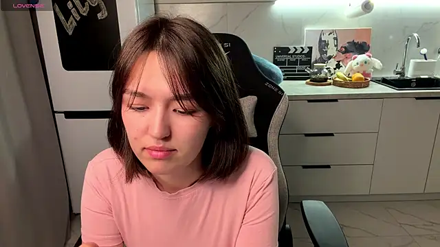 Snapshot of LilyPopss chatting on June 20, 7:27 pm LilyPopss online show from June 20, 7:27 pm