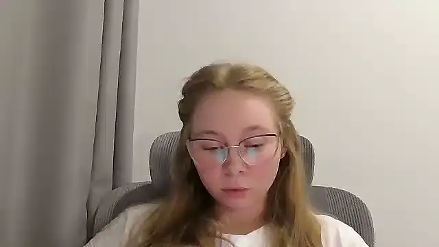 Snapshot of Vinelly chatting on June 23, 7:23 pm Vinelly online show from June 23, 7:23 pm
