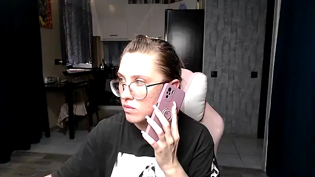 Reginasmilee online show from September 20, 1:45 pm