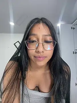 Snapshot of Bella_hart chatting on July 9, 4:05 am Bella hart online show from July 9, 4:05 am