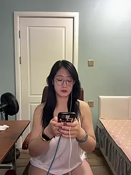 weiwei103 online show from June 26, 2:32 pm