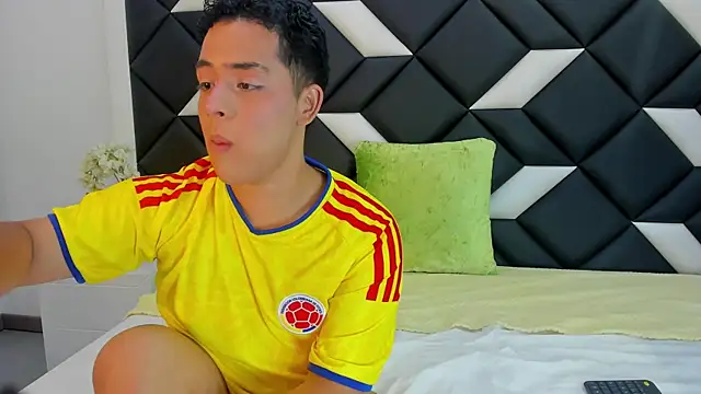 Snapshot of darian_lafortezaa chatting on June 27, 4:12 pm darian lafortezaa online show from June 27, 4:12 pm