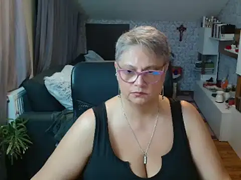 Snapshot of NewHellen4you chatting on June 30, 10:44 pm NewHellen4you online show from June 30, 10:44 pm
