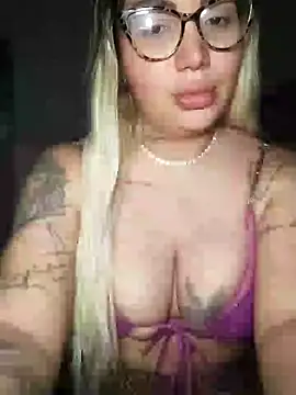 Snapshot of Emilymirtys chatting on July 3, 12:39 am Emilymirtys online show from July 3, 12:39 am