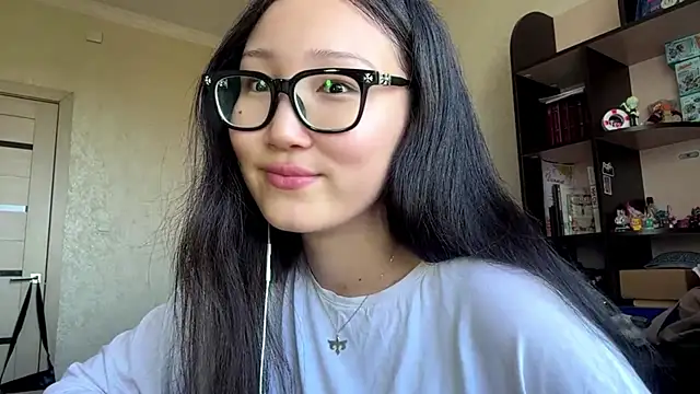 QueenOfCute online show from July 6, 4:20 am