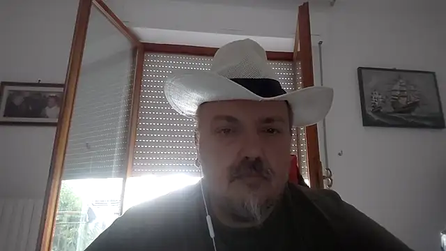 Snapshot of Theitalianpapi chatting on July 14, 5:34 am Theitalianpapi online show from July 14, 5:34 am