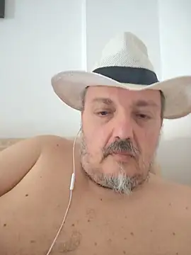 Snapshot of Theitalianpapi chatting on July 15, 3:50 pm Theitalianpapi online show from July 15, 3:50 pm