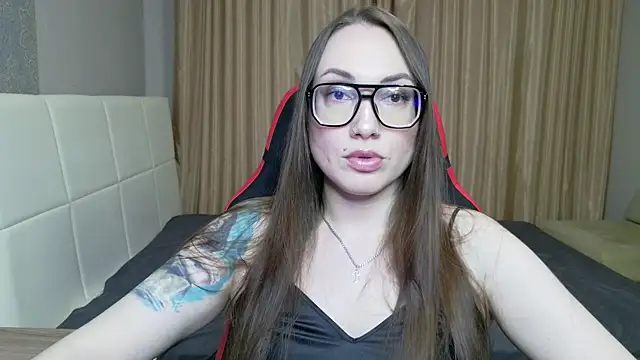CarolineGlow  online show from July 21, 5:15 pm