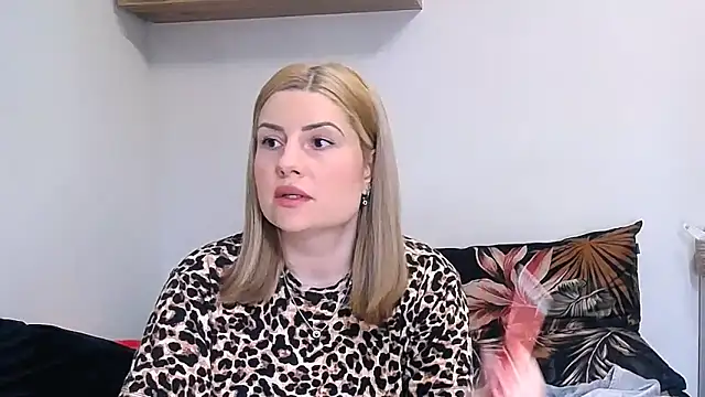 Snapshot of alisenties chatting on April 5, 3:53 pm alisenties online show from April 5, 3:53 pm