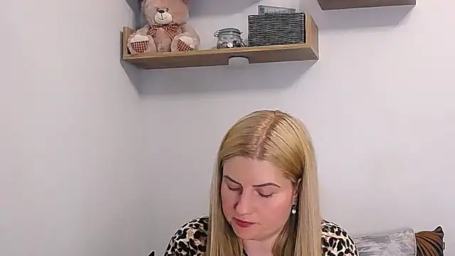 Snapshot of alisenties chatting on June 15, 3:47 pm alisenties online show from June 15, 3:47 pm