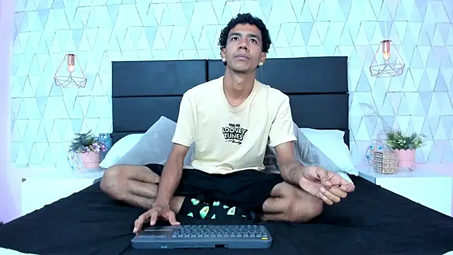 Snapshot of MarckThompsonn chatting on July 21, 12:29 pm MarckThompsonn online show from July 21, 12:29 pm