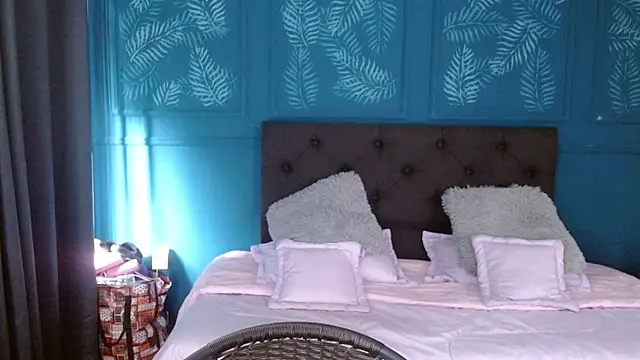 khatiusca  online show from July 22, 1:25 pm