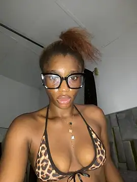 Snapshot of Nirahbeauty chatting on July 22, 4:21 pm Nirahbeauty online show from July 22, 4:21 pm