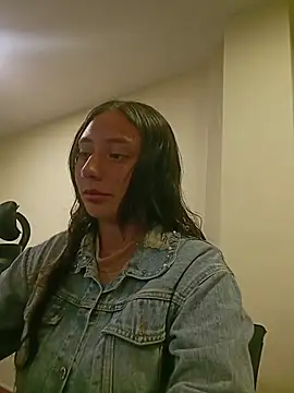 Snapshot of caroline_bennett chatting on July 24, 7:56 pm caroline bennett online show from July 24, 7:56 pm