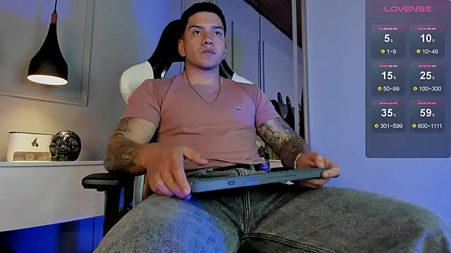 Snapshot of Fenix_Rocks chatting on July 25, 8:28 pm Fenix Rocks online show from July 25, 8:28 pm