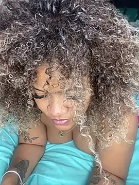 Snapshot of riri_brunnete chatting on December 29, 6:16 pm riri brunnete online show from December 29, 6:16 pm