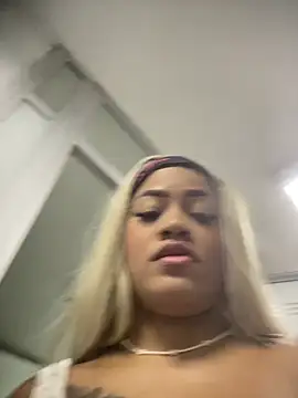 Snapshot of riri_brunnete chatting on April 5, 4:31 am riri brunnete online show from April 5, 4:31 am