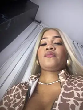 Snapshot of riri_brunnete chatting on April 11, 4:17 am riri brunnete online show from April 11, 4:17 am