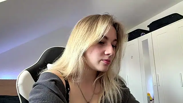 Snapshot of tutsiecutie chatting on July 24, 11:52 am tutsiecutie online show from July 24, 11:52 am