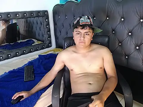 NoahBrowns  online show from July 28, 4:39 pm