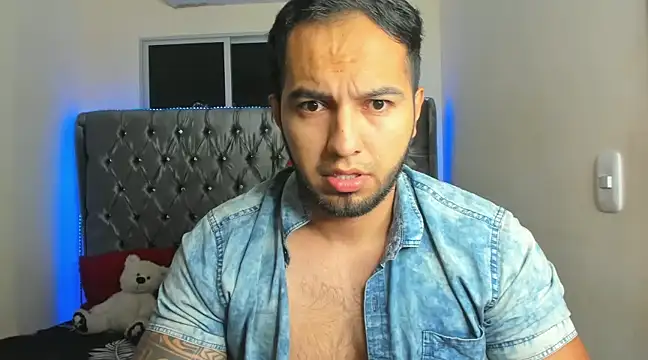 Snapshot of mrloganfuck1 chatting on March 18, 8:14 am mrloganfuck1 online show from March 18, 8:14 am