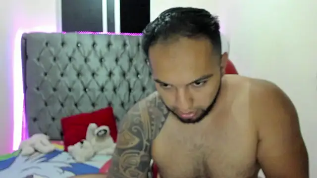 Snapshot of mrloganfuck1 chatting on March 23, 5:11 am mrloganfuck1 online show from March 23, 5:11 am