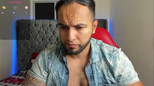 Snapshot of mrloganfuck1 chatting on March 29, 6:57 am mrloganfuck1 online show from March 29, 6:57 am