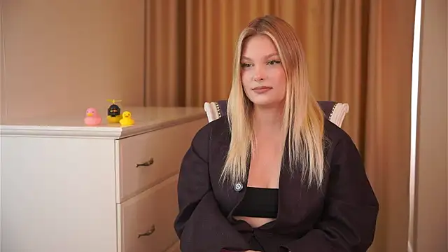 Snapshot of KoriHeeney chatting on August 5, 9:56 am KoriHeeney online show from August 5, 9:56 am