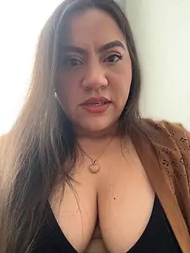 Snapshot of Bella_Pascualina chatting on August 5, 10:33 pm Bella Pascualina online show from August 5, 10:33 pm