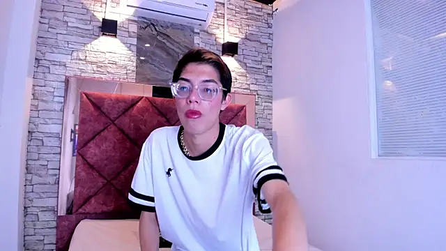 Snapshot of LianFerrer1 chatting on August 6, 11:34 am LianFerrer1 online show from August 6, 11:34 am