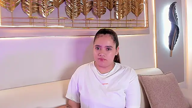 Snapshot of saharawalker_ chatting on August 6, 12:18 pm saharawalker online show from August 6, 12:18 pm