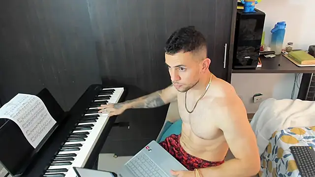 Snapshot of logan_smith chatting on November 3, 12:39 pm logan smith online show from November 3, 12:39 pm